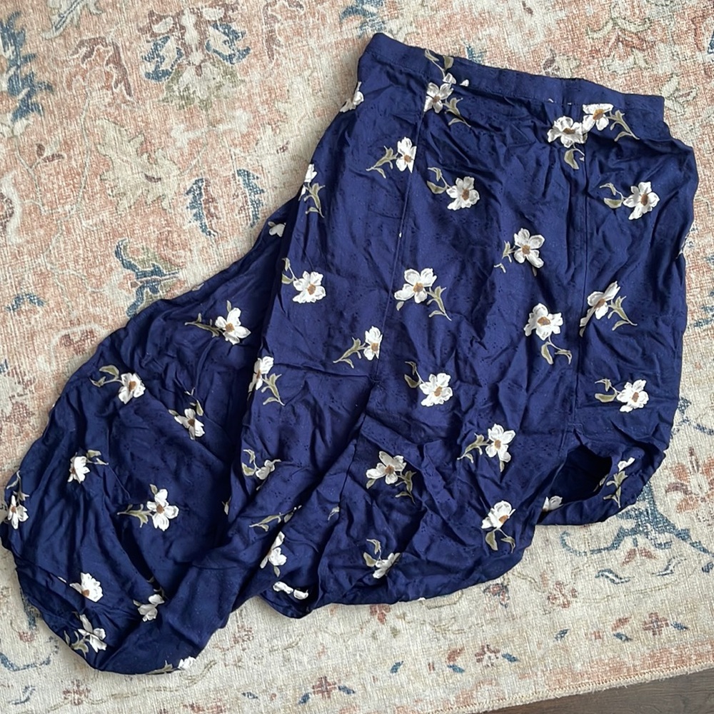 American Eagle long skirt. Two slit open leg. Size xs.